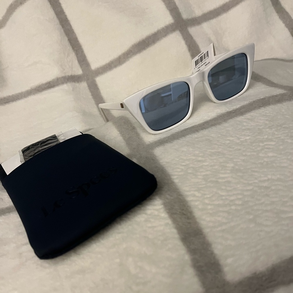 Le Specs “I Feel Love”